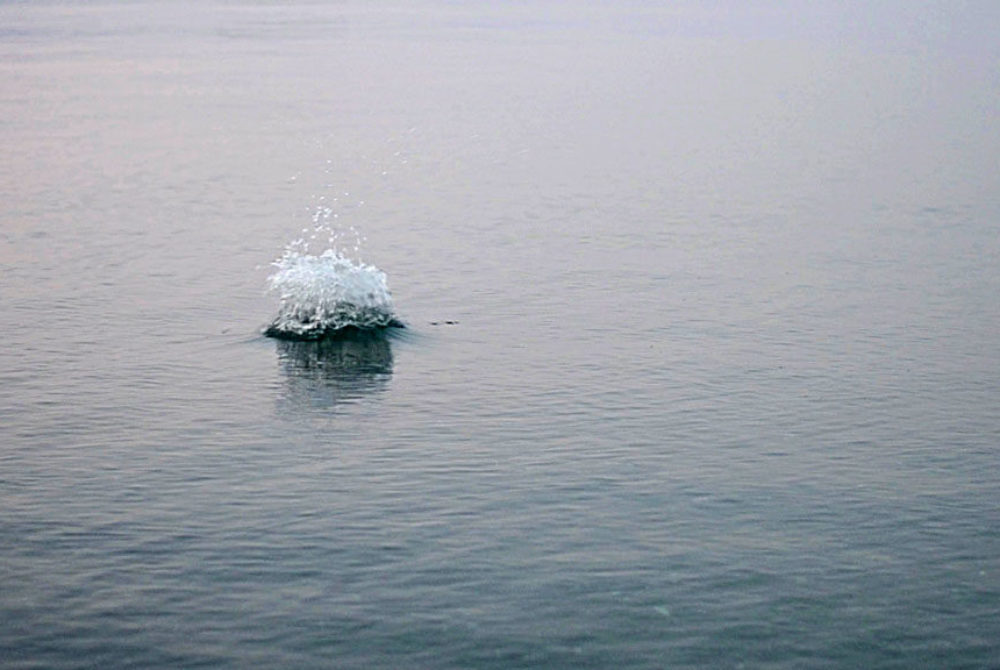 Punching a hole in the water / Videostill